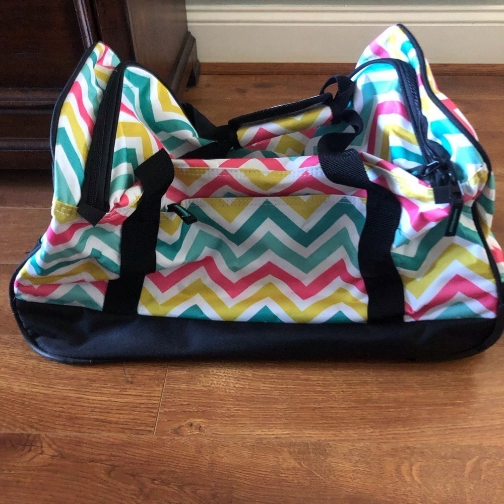 Chevron print wheeled duffle bag - Picture 4 of 7